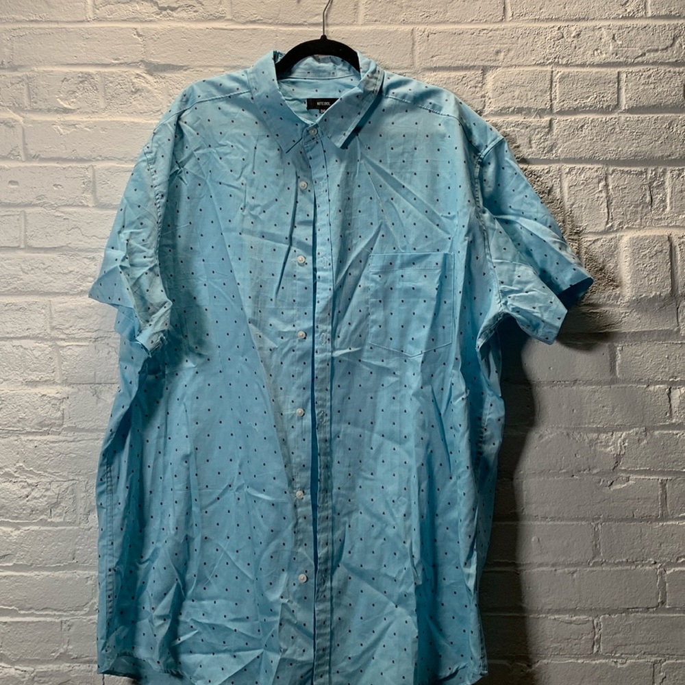 Men’s patterned button down.